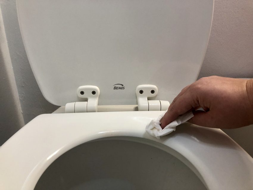 wipin gthe toilet seat frequently keeps must pee scent from lingering