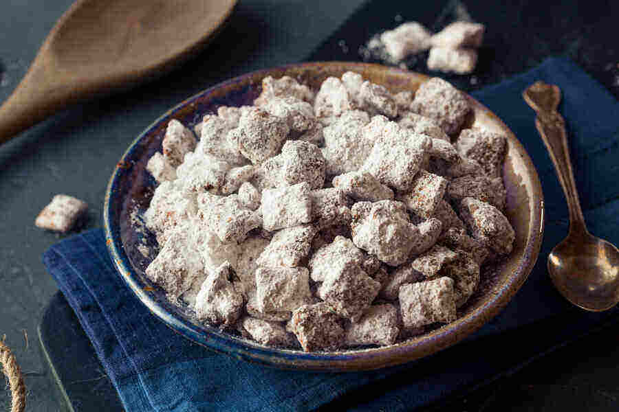 Homemade Powdered Sugar Puppy Chow Muddy Buddies to Eat