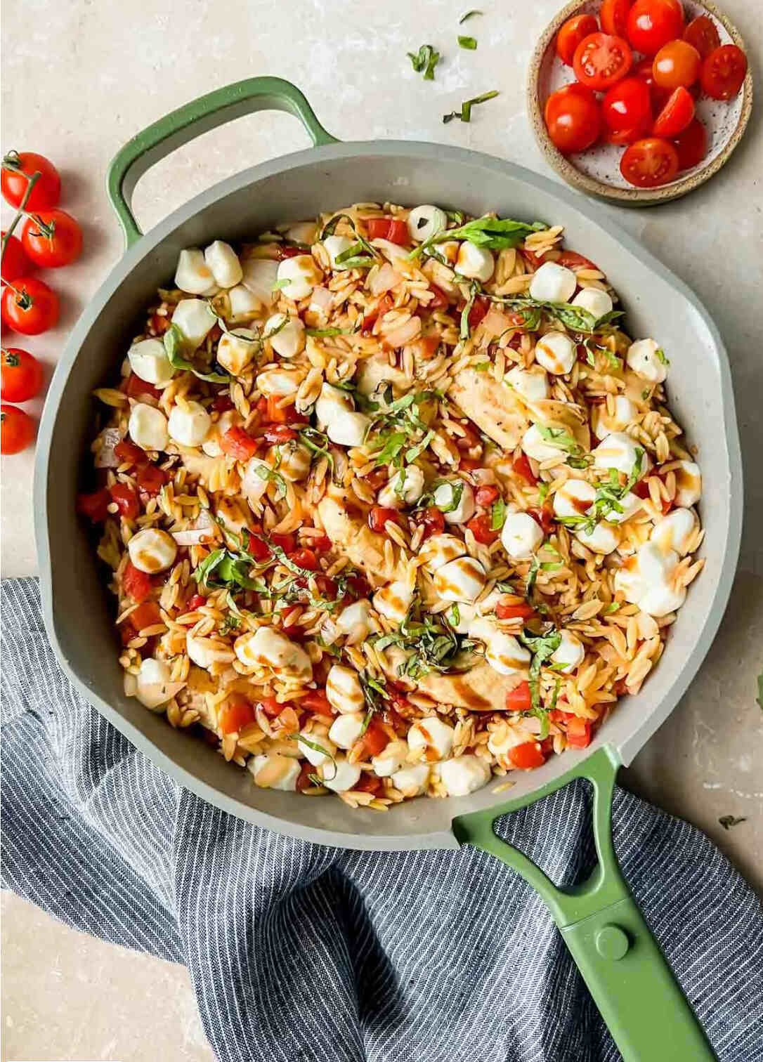 picture of caprese chicken orzo in a dish